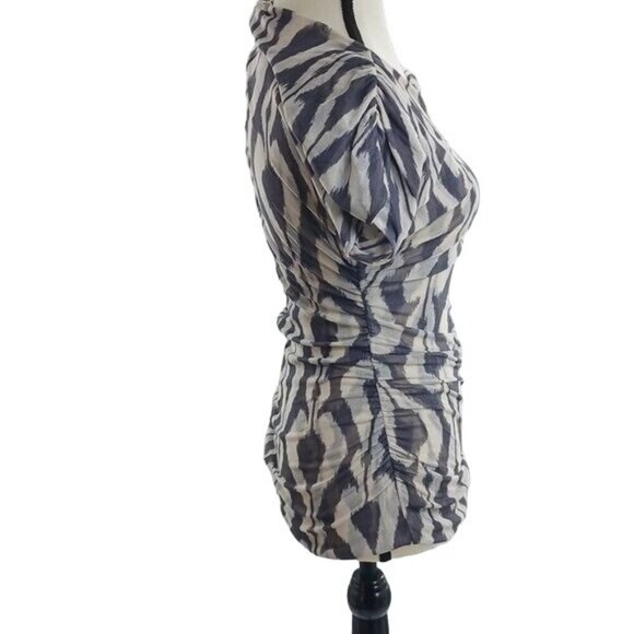 Cache Blouse Womens XS Gray Cream Ikat Print Ruched Short Sleeve Stretch Y2K - Picture 3 of 6